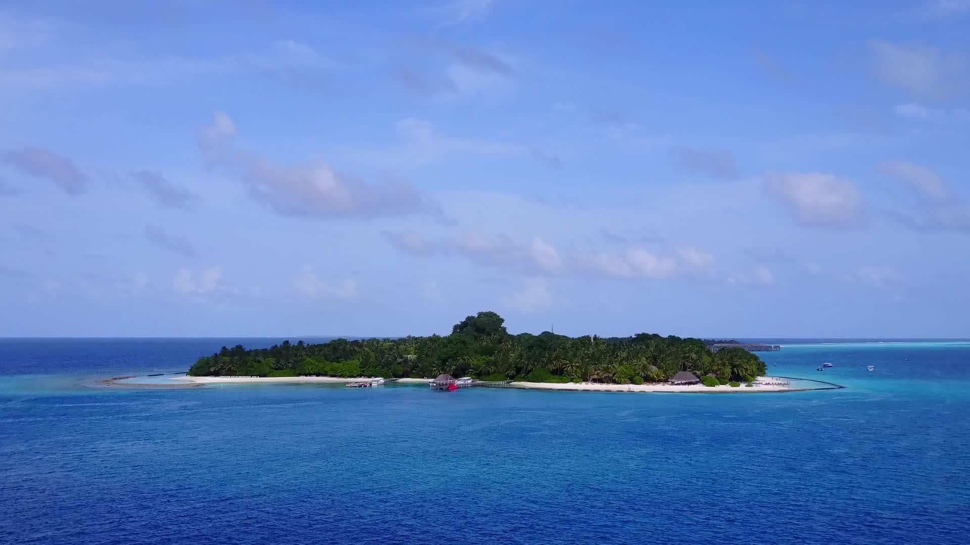 蓝水和白色海滩背景的蓝水用于海洋和海滩假日空中视频的预览图