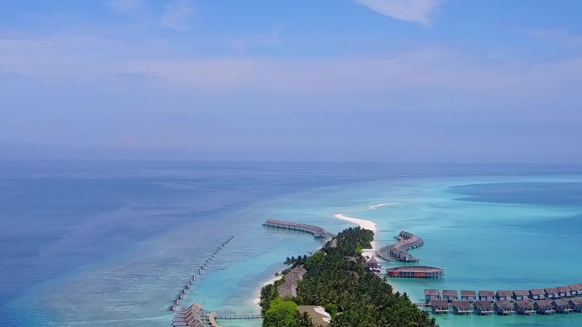 蓝海和白沙背景下美丽的海岸线海滩生活方式视频的预览图