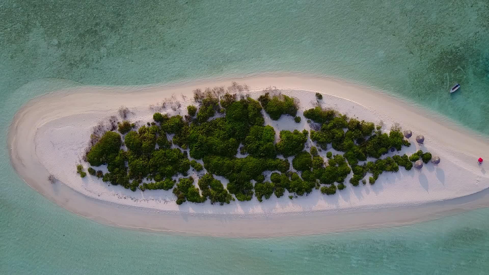 蓝色环礁湖海景海滩旅游的背景视频的预览图