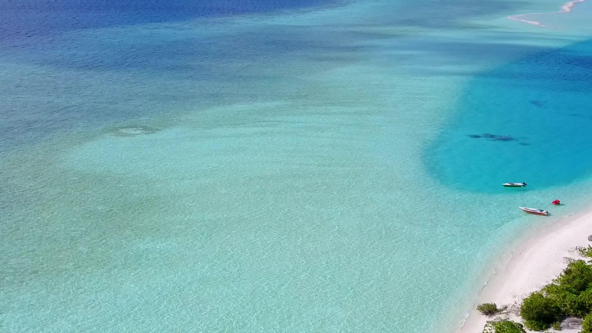 以蓝色的水和白色的沙子为例在海滩上休息视频的预览图