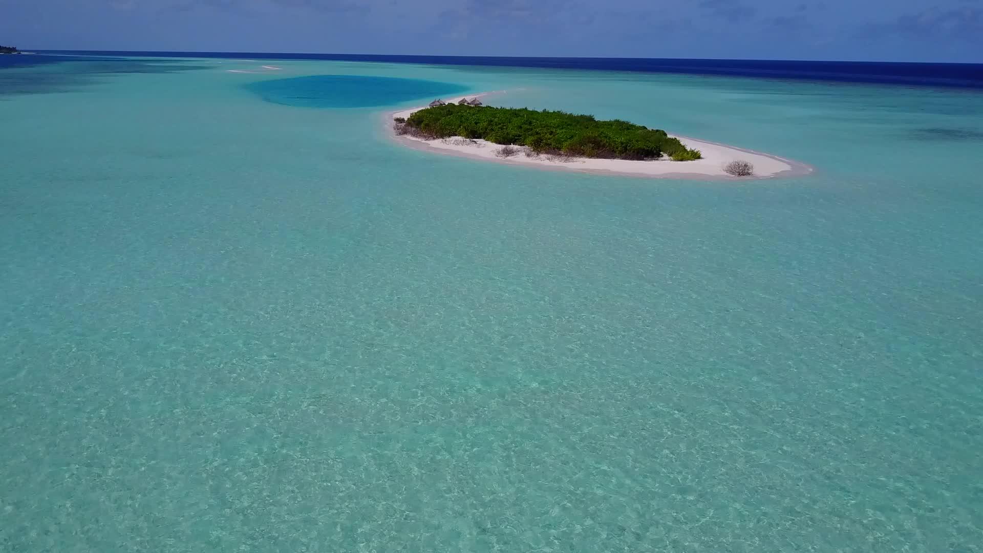 在蓝绿色环礁湖和白色沙滩的背景下观察沿海海滩的旅程视频的预览图