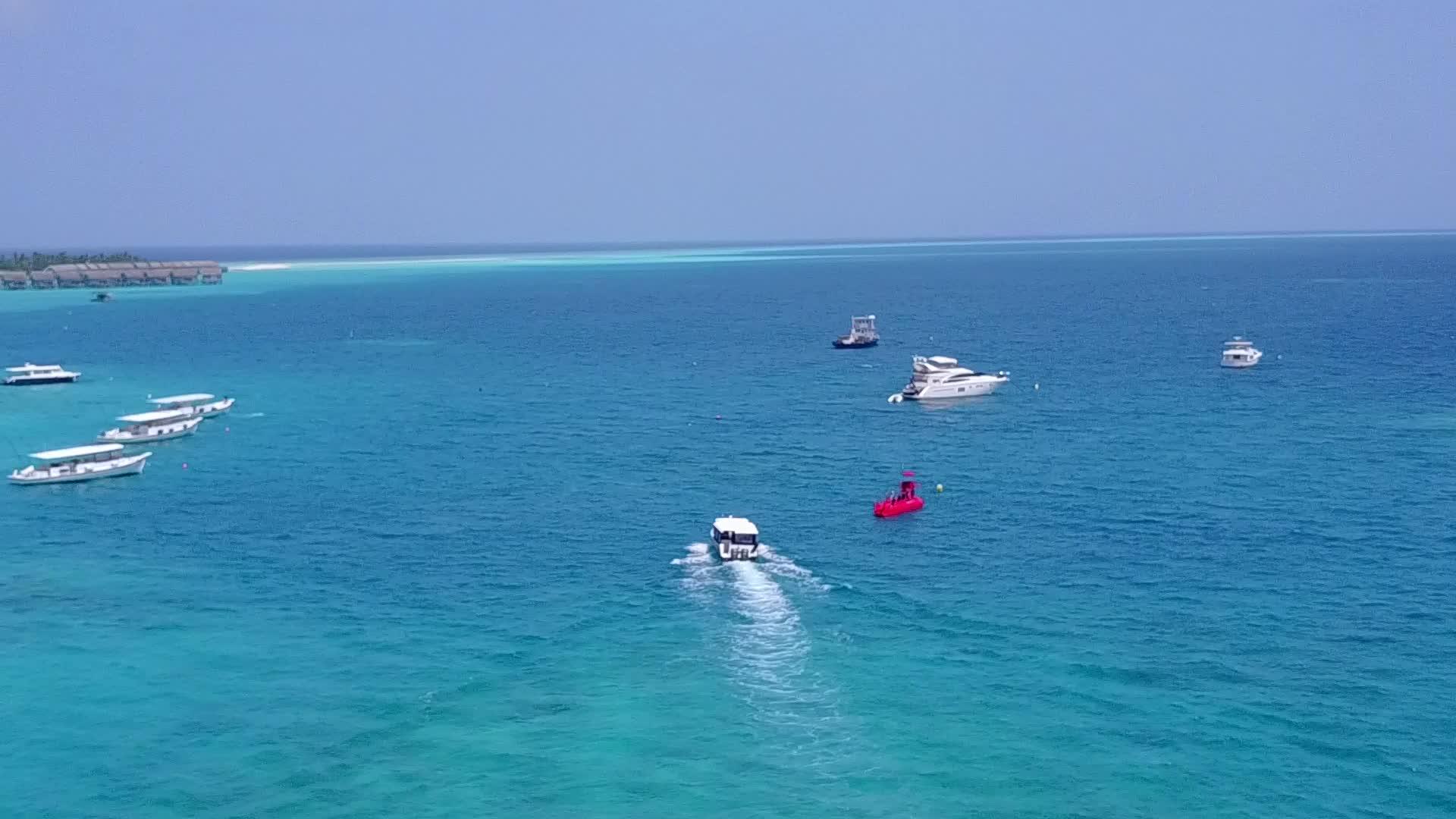 白沙背景蓝绿色泻湖天堂海滩航行无人机全景视频的预览图