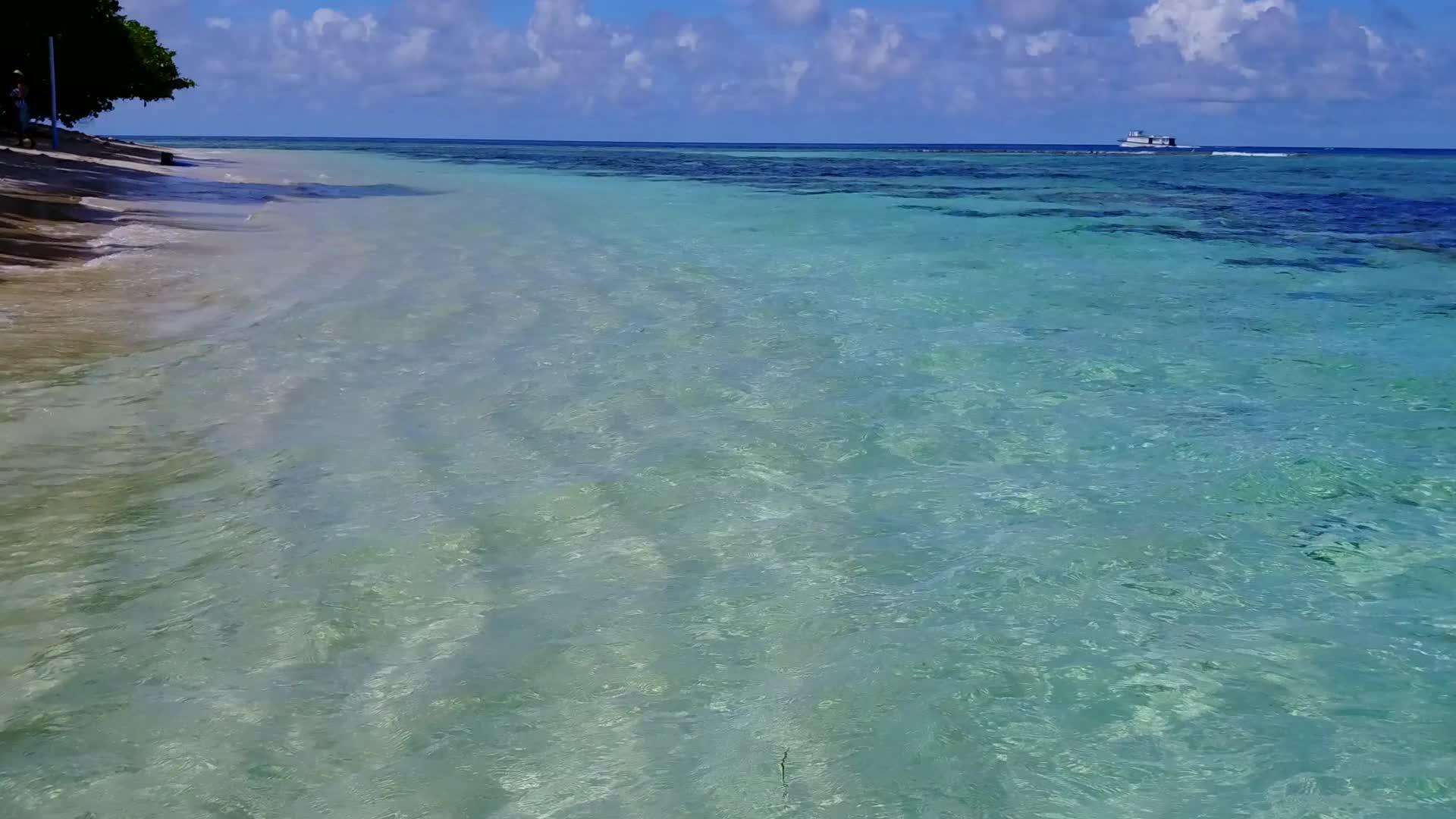 宁静度假胜地海滩时间通过蓝海和清沙背景进行视频的预览图
