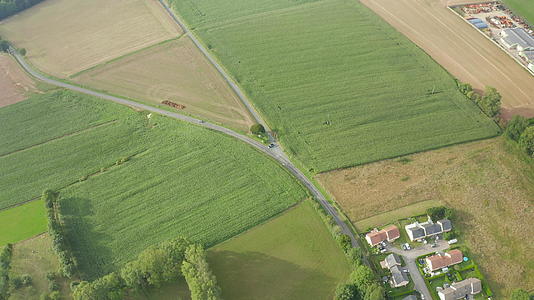 欧洲小城镇有农用玉米田的道路在空中宽视4公里视频的预览图