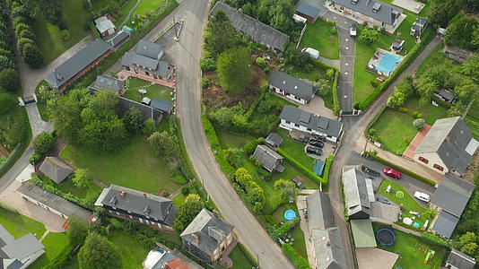 欧洲小城镇有一个游泳池和一个绿色的后院鸟眼在空中k视频的预览图