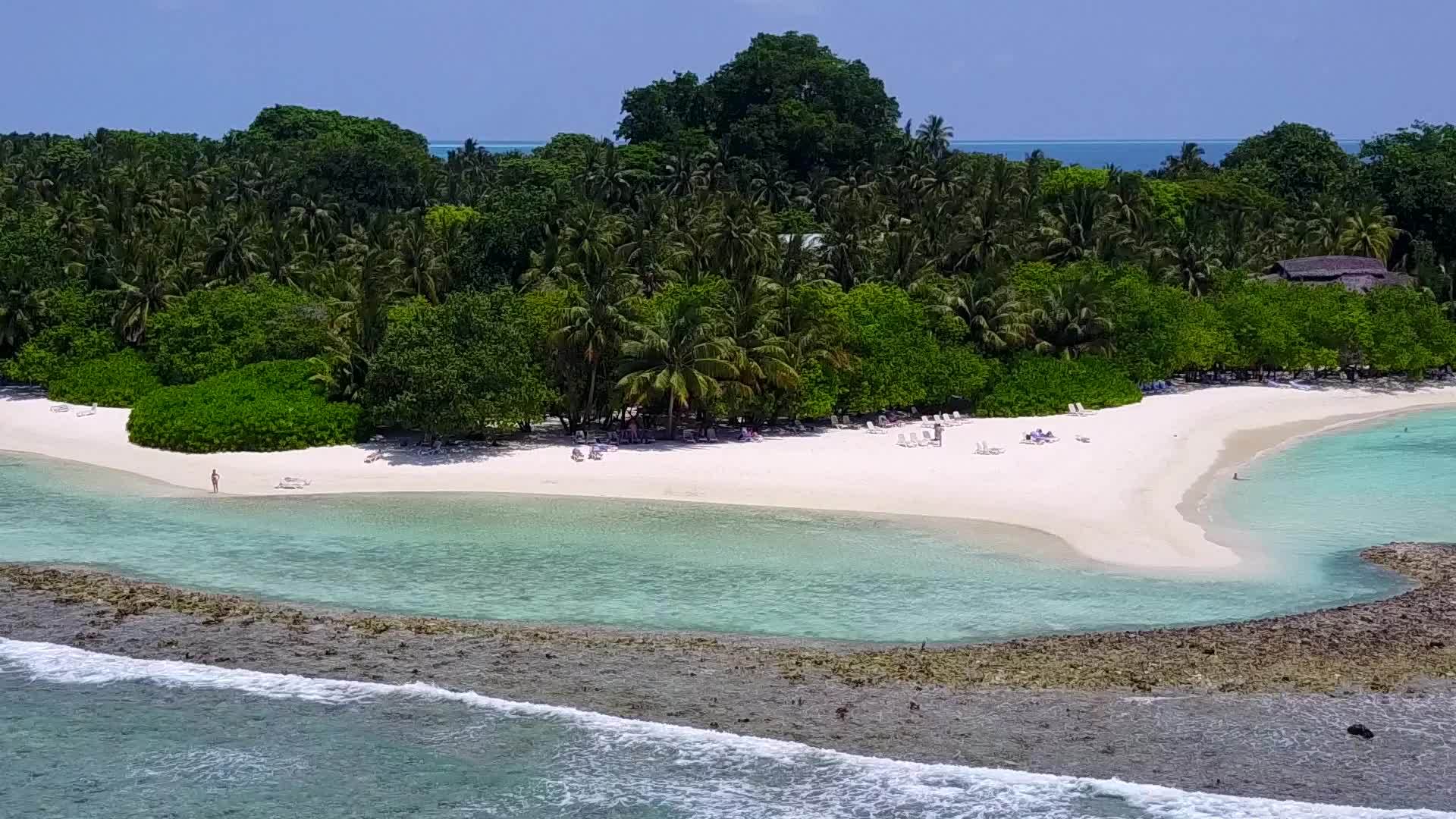 在明亮的蓝海和沙滩背景下完美的度假海滩冒险无人机景观视频的预览图