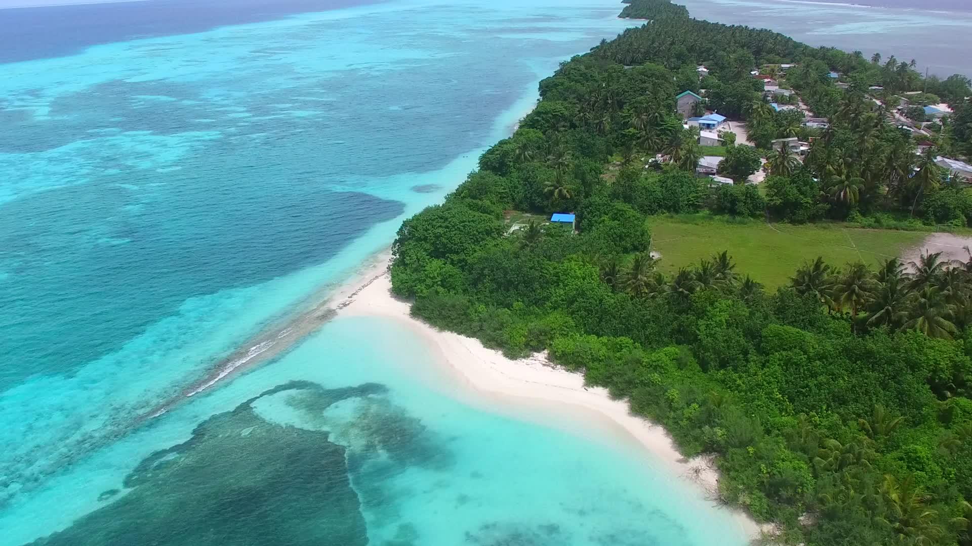 蓝绿海白沙背景海洋度假村海滩航行空中海景视频的预览图