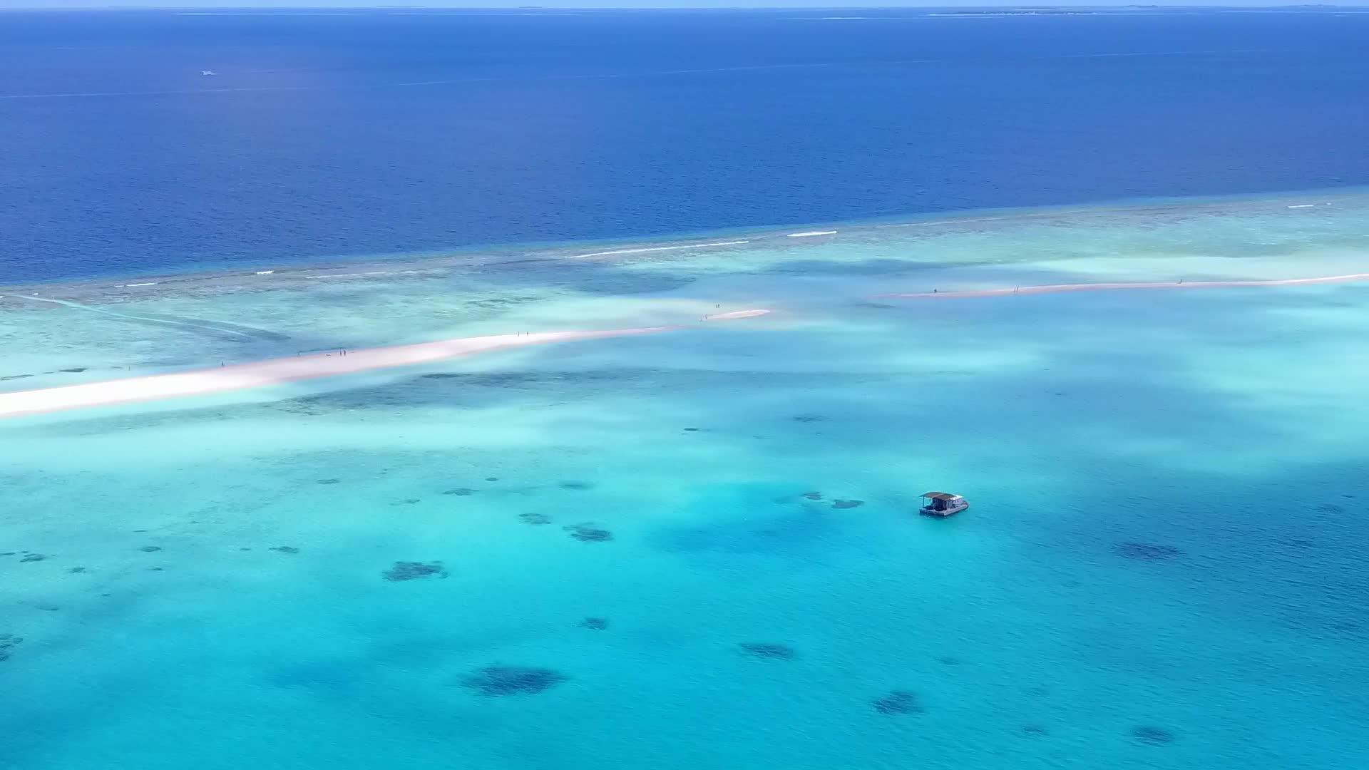 蓝海白沙背景天堂旅游海滩无人机海景视频的预览图