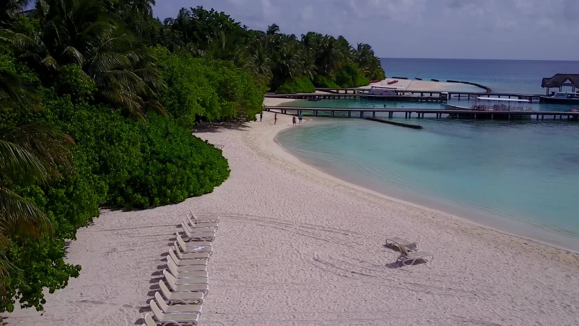 蓝色环礁湖和白色沙滩背景的宁静环礁湖海滩度假性质视频的预览图
