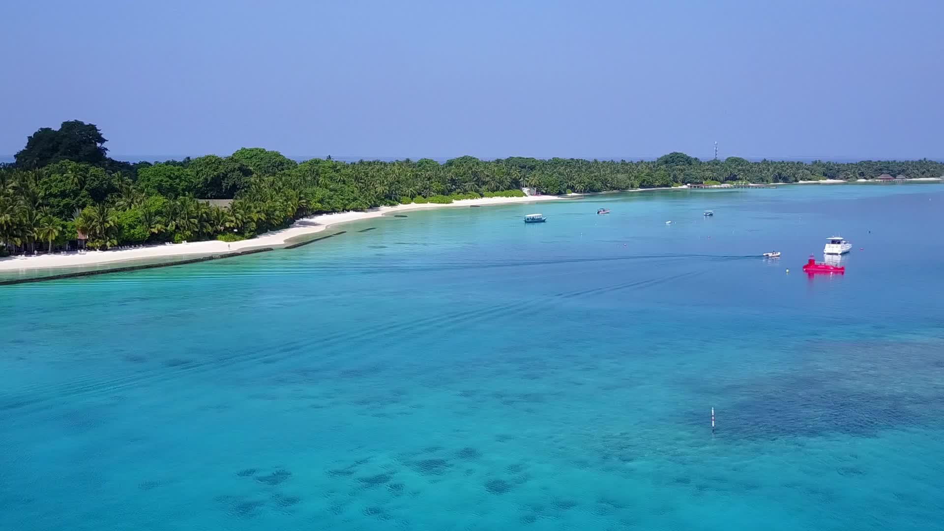 水蓝色海洋和白色海滩背景下的完美海景海滩旅行视频的预览图