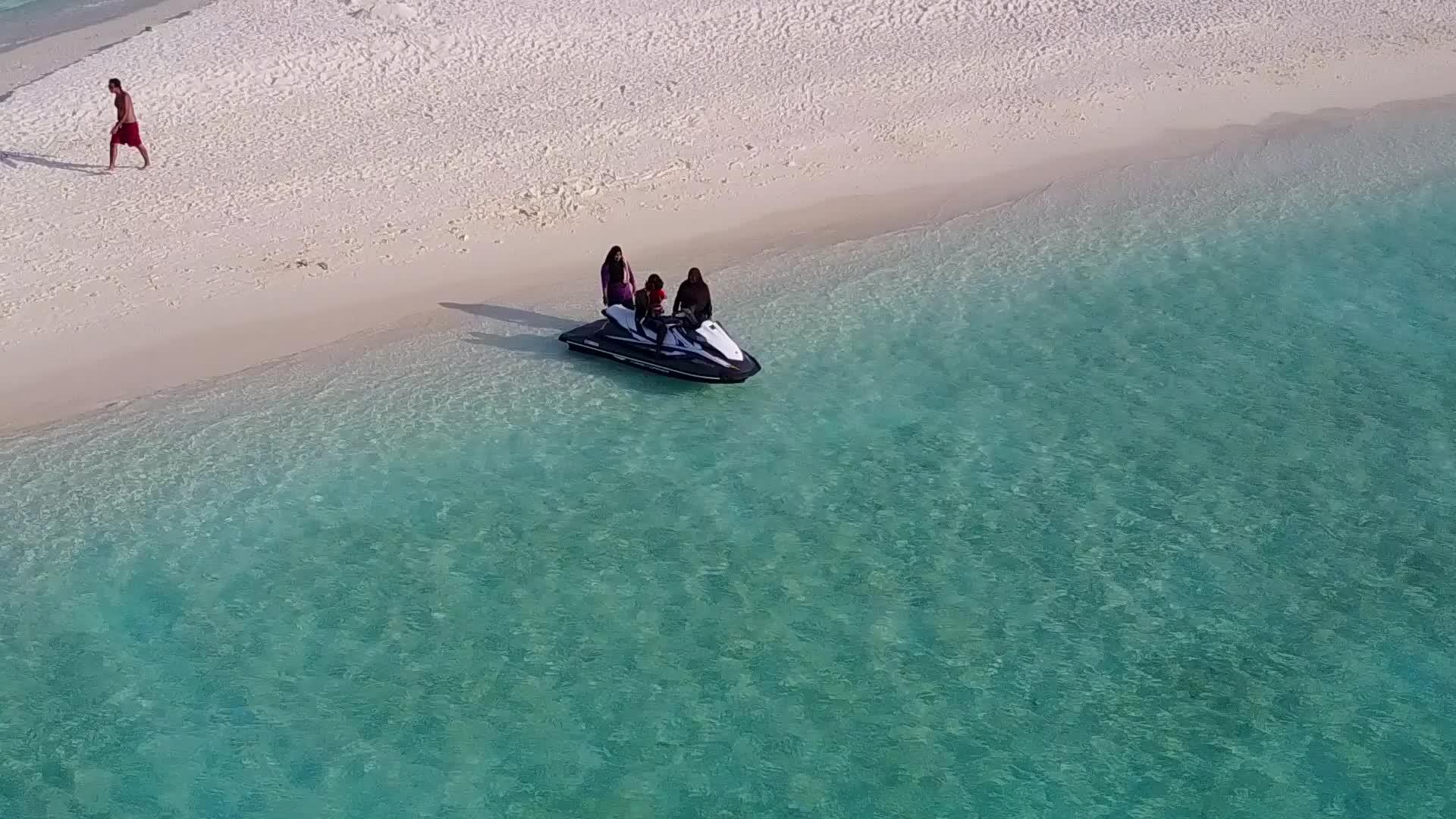 完美的海滨海滩度假背景是蓝色的水和干净的沙子视频的预览图