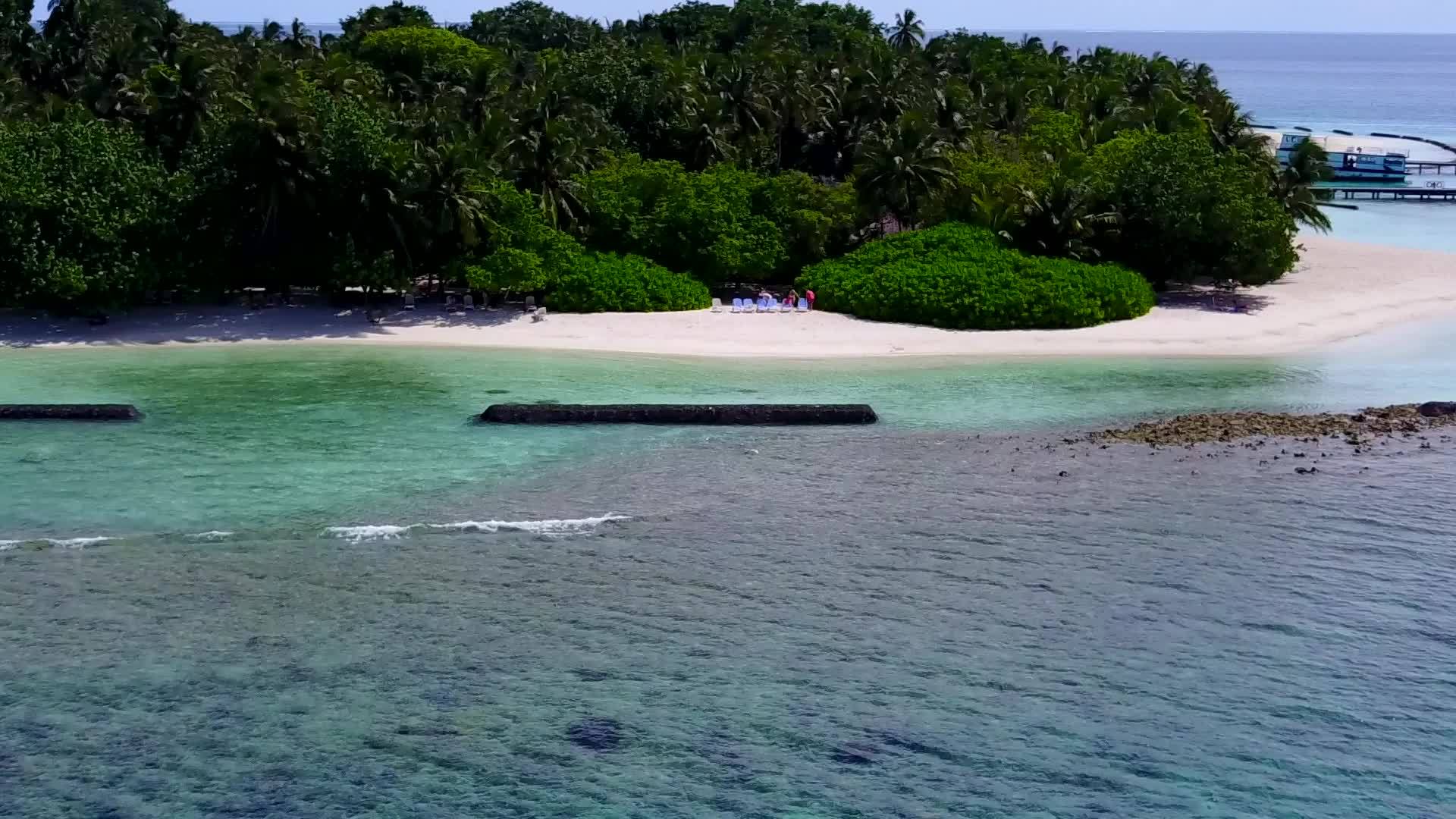 蓝色环礁湖和白色沙滩背景的海滩冒险之旅的性质视频的预览图
