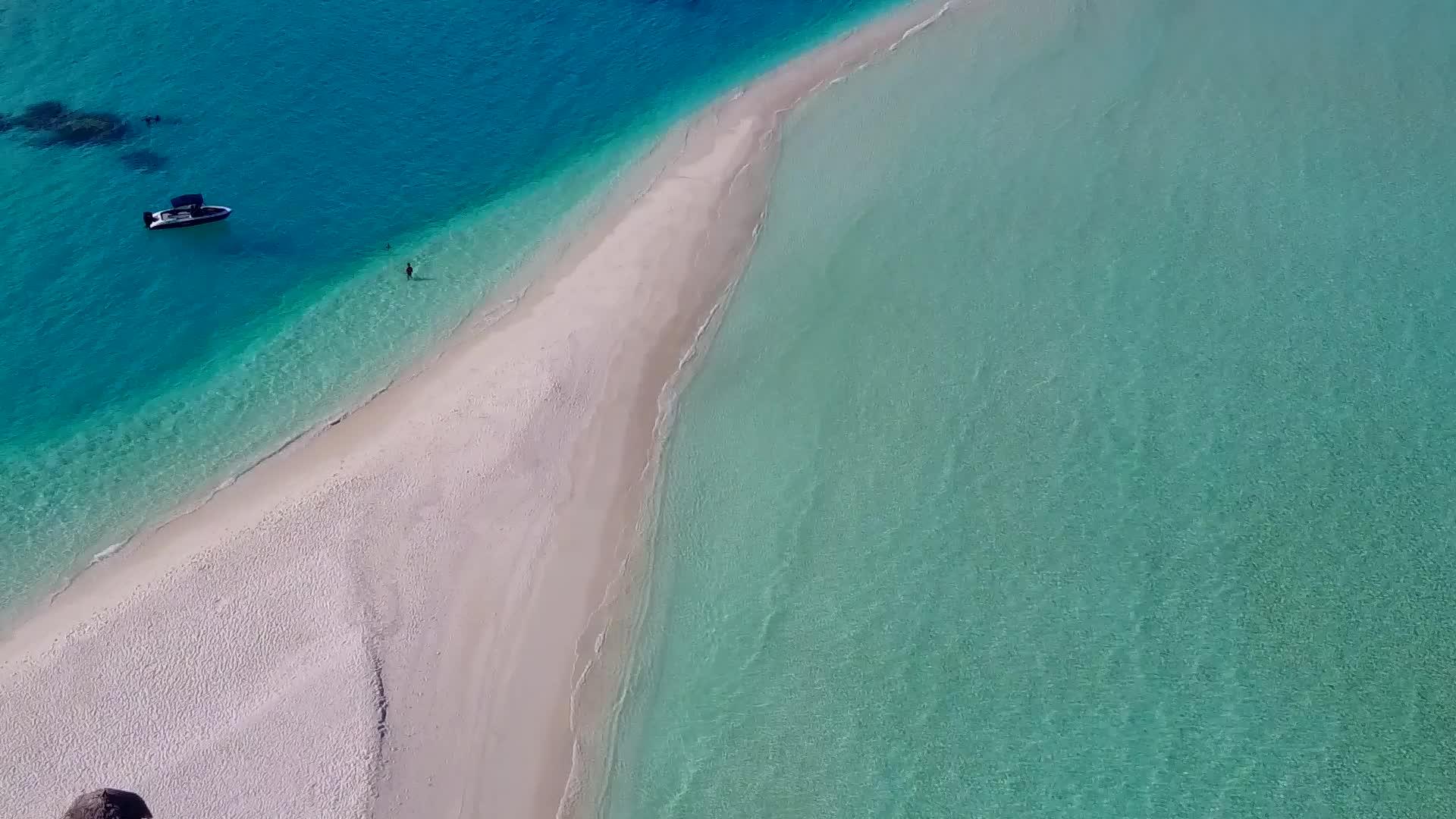 美丽的海岸海滩探索蓝色环礁湖和白色沙滩的背景视频的预览图