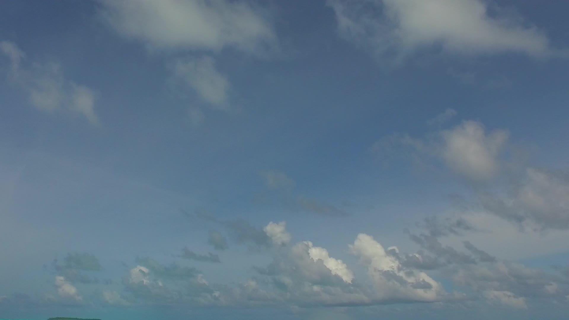 蓝绿色海洋和白色海滩背景下美丽的泻湖海滩度假空中无人机视频的预览图