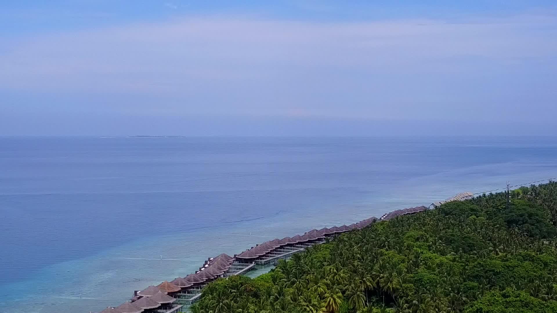 以绿色的海洋和白色的沙背景的海洋和白色沙子在空中旅行视频的预览图