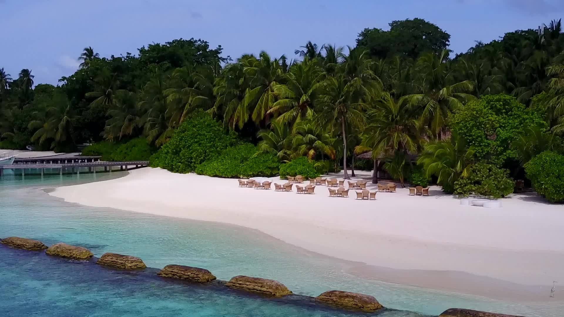 蓝色海洋与白色沙滩背景之间的环礁湖海滩时空场景视频的预览图