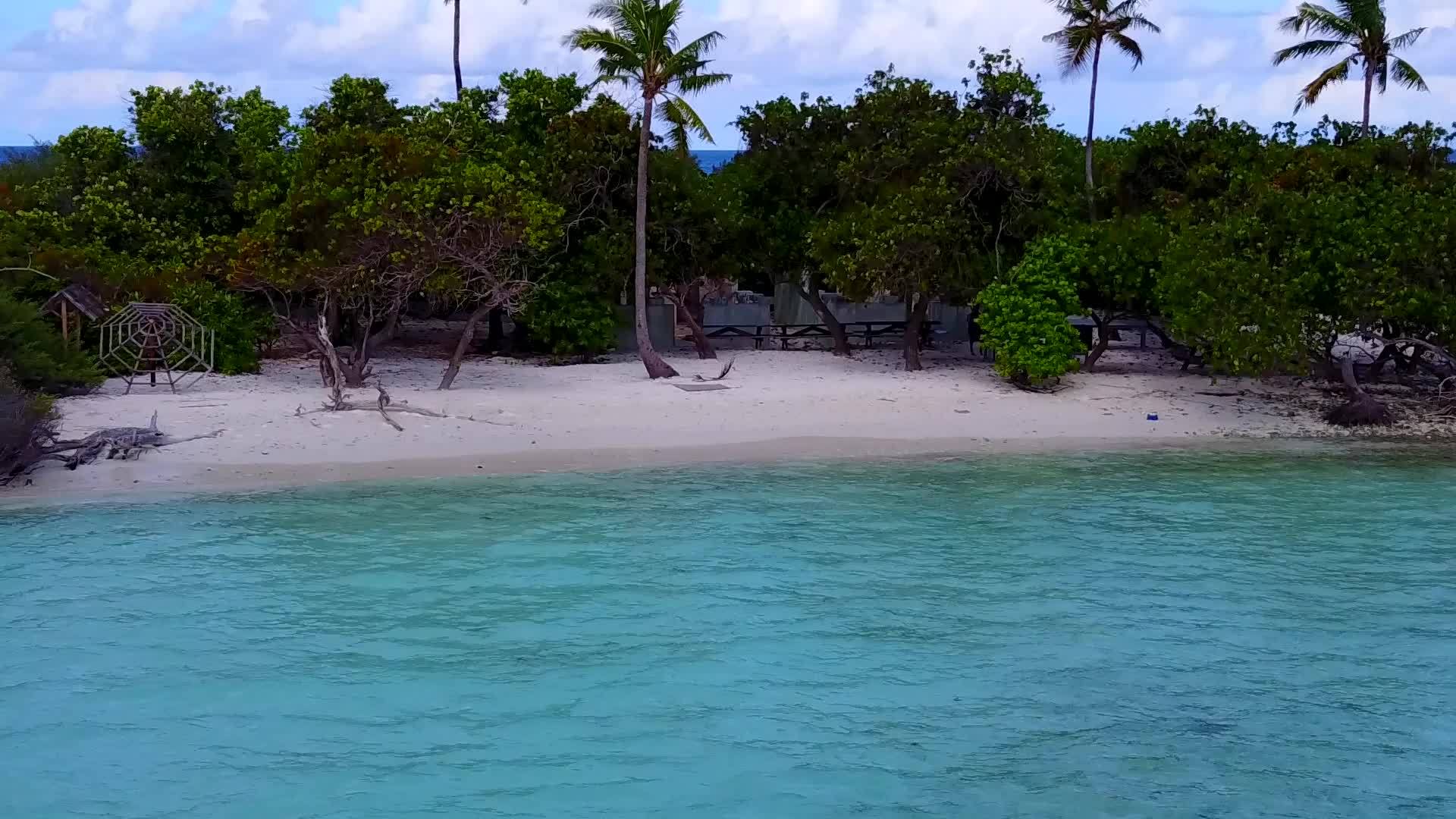 宁静的海岸海滩由蓝色环礁湖和白色沙底背景的蓝色环礁组成视频的预览图