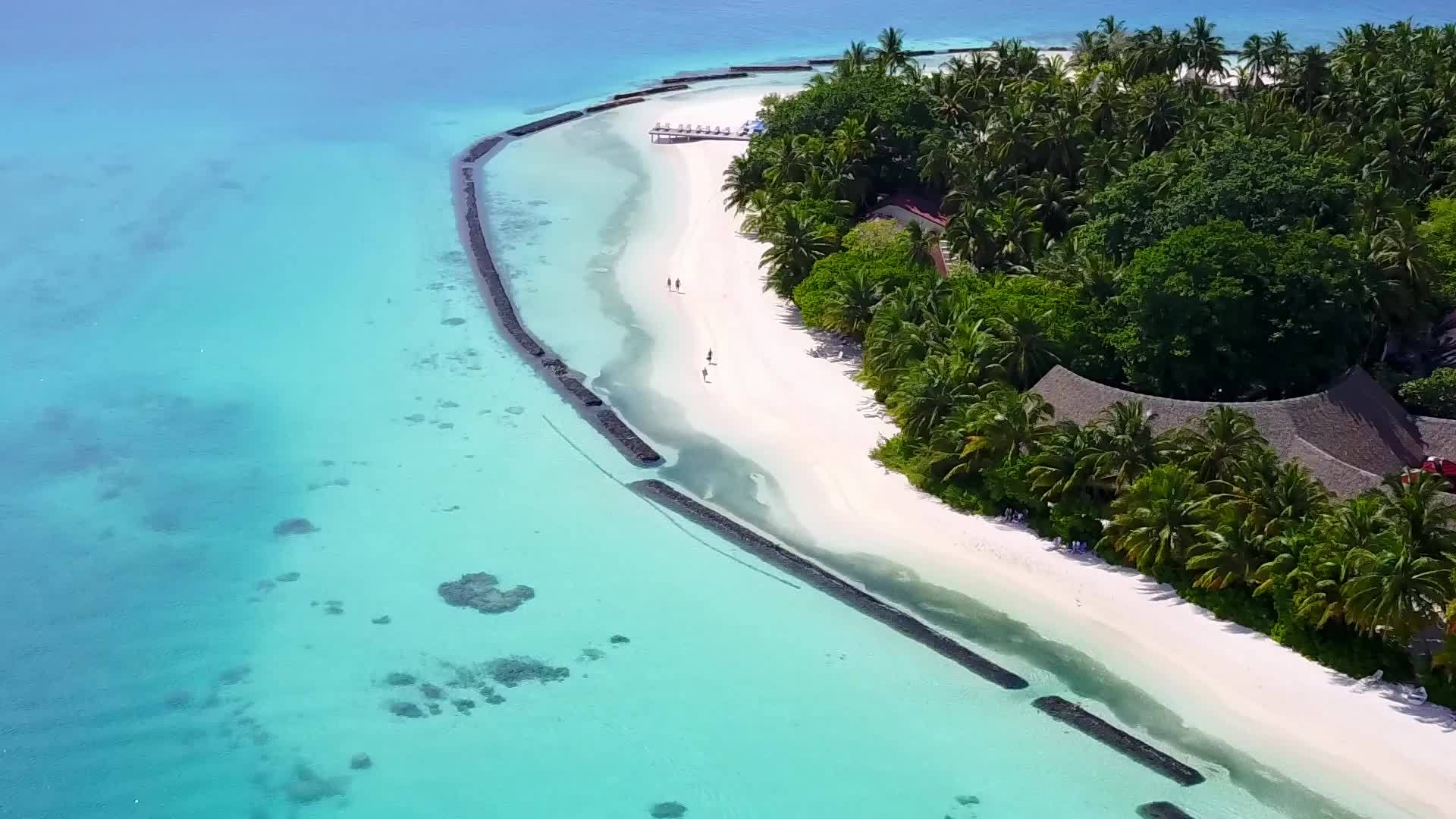 热带海岸海滩假日清海和清洁沙背景无人驾驶飞机视频的预览图
