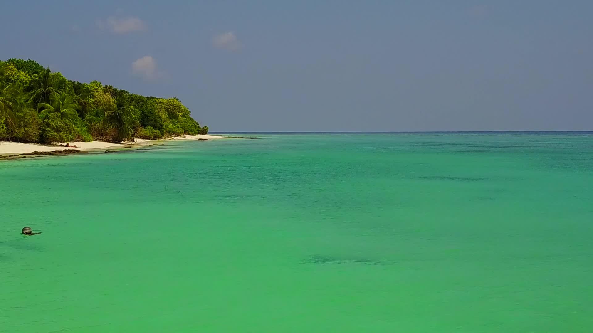 以蓝水和白沙为背景在完美的岛屿海滩上航行视频的预览图