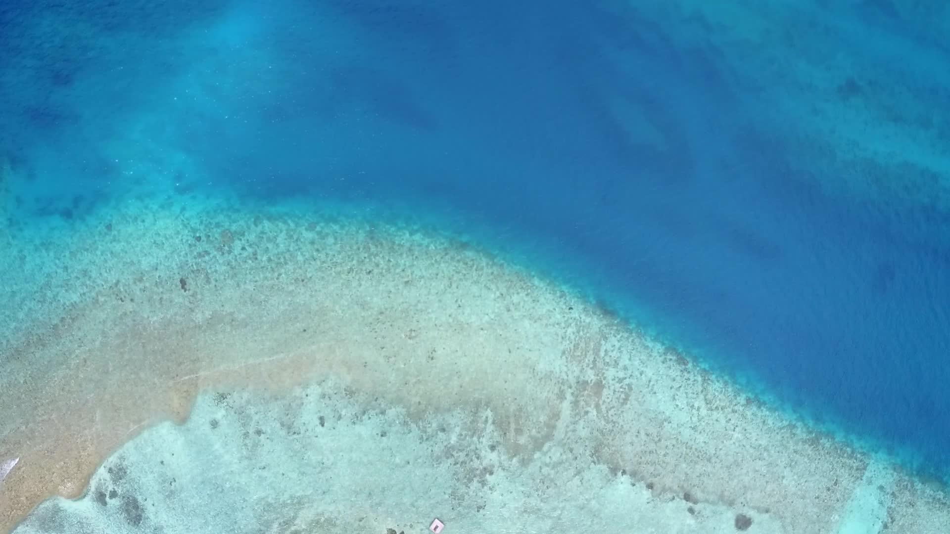 蓝海和白沙底蓝海和白沙背景海滩探索风景视频的预览图