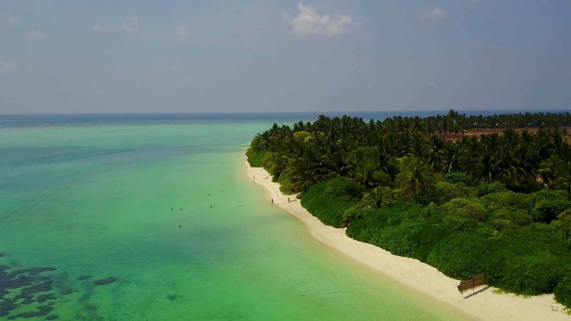 以蓝海和白沙本为背景放松环礁湖海滩之旅视频的预览图
