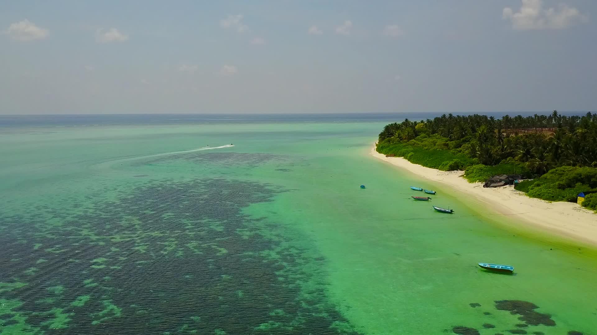 蓝水和白沙背景的蓝水用于外国旅游海滩节的风景视频的预览图