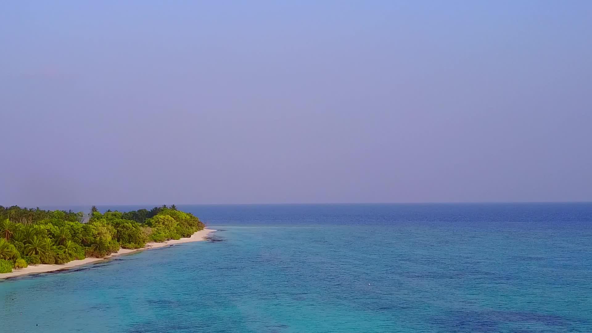 美丽的度假胜地空中天空沿着蓝海航行有干净的沙子视频的预览图