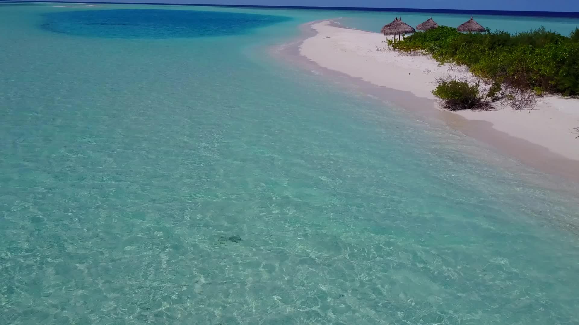 空中无人驾驶飞机抽象完美海岸海滩航行由蓝海航行视频的预览图