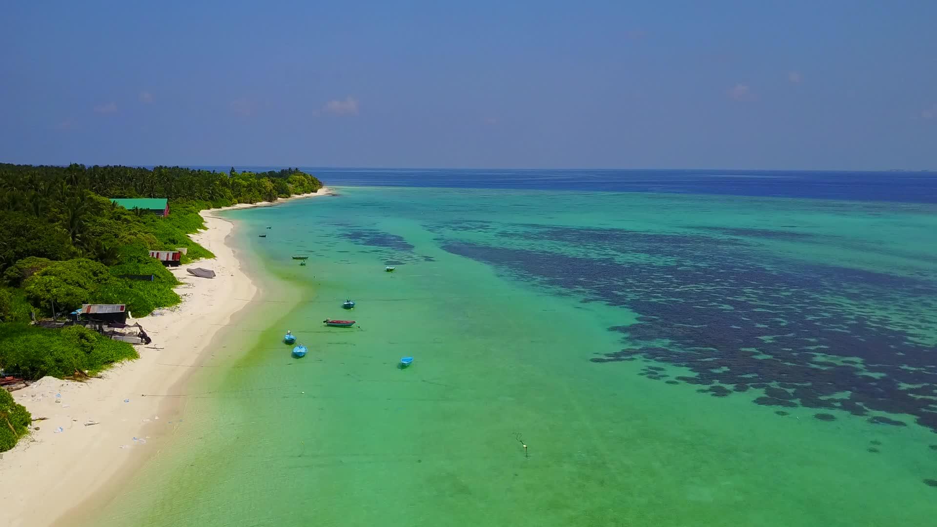 海滨海滩旅行的无人机天空由蓝水和白沙组成视频的预览图