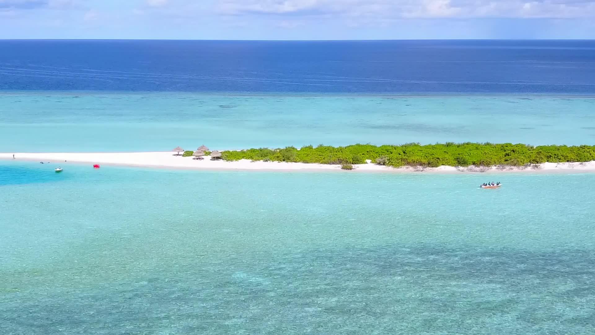 白沙背景透明水完美海岸海滩之旅无人机质感视频的预览图