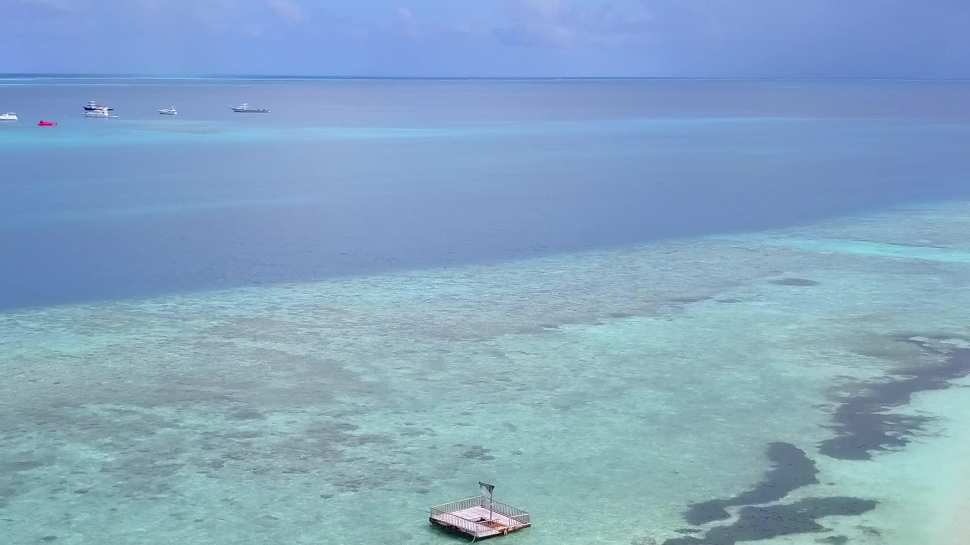 白色沙底蓝色海滨海滩假日海洋无人驾驶空中飞机风景图视频的预览图