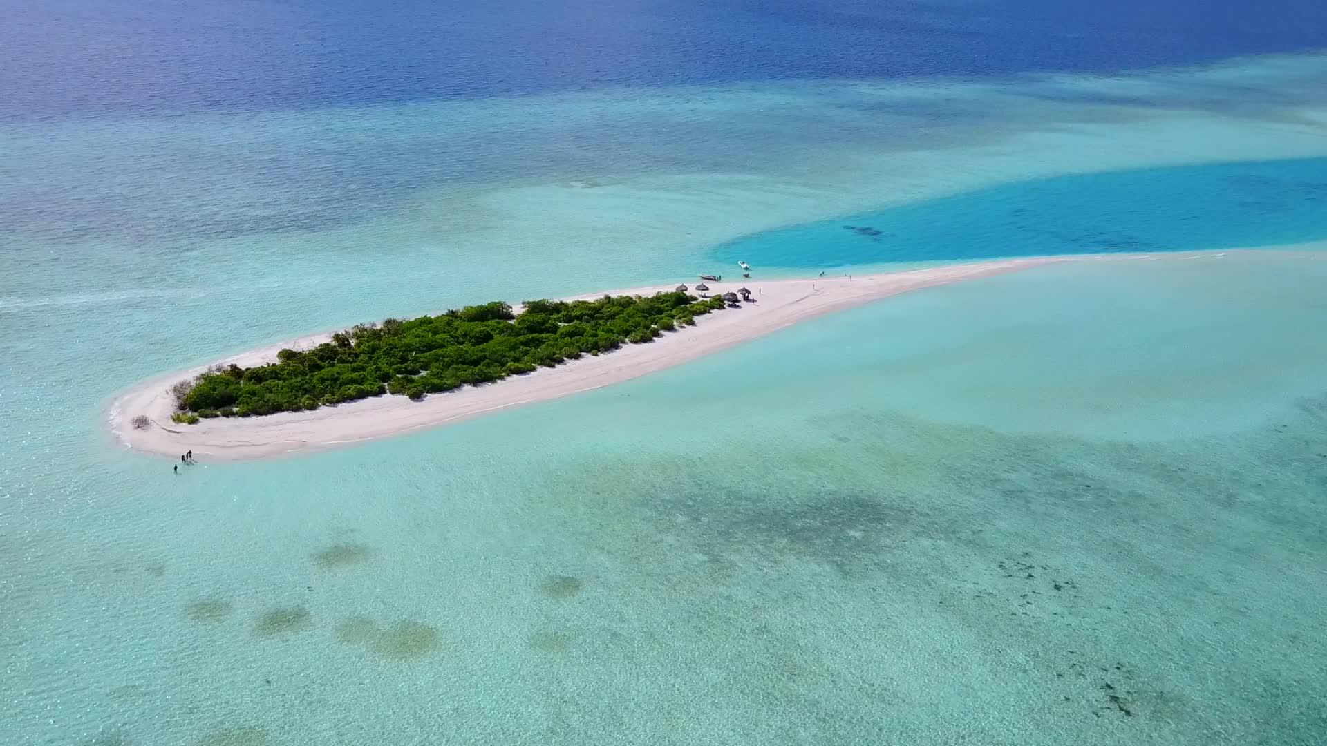 干净的沙质背景蓝色的泻湖美丽的度假海滩度假的无人机景观视频的预览图