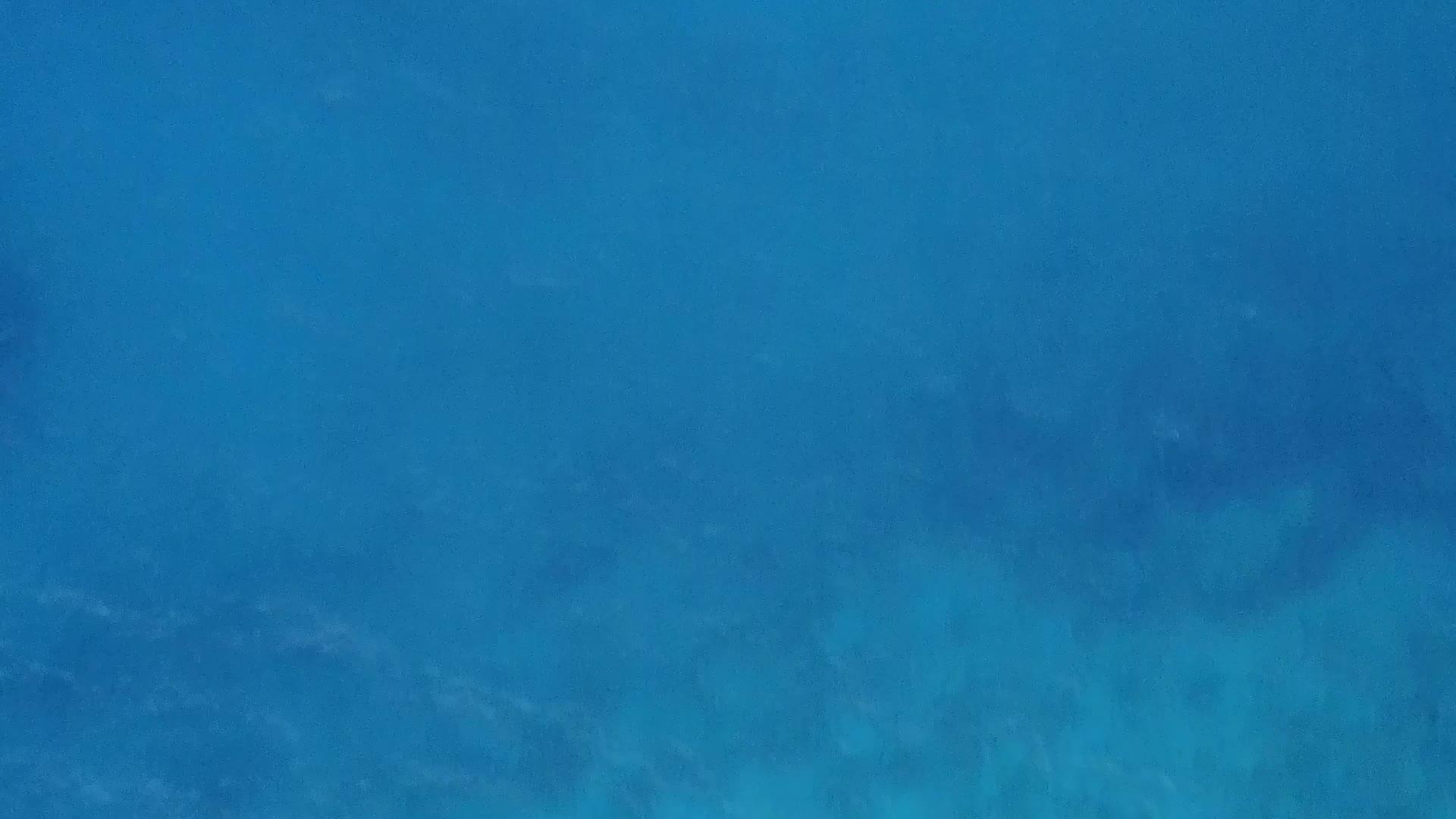 以白沙底蓝海为蓝海放松海岸海滩度假的空气质感视频的预览图