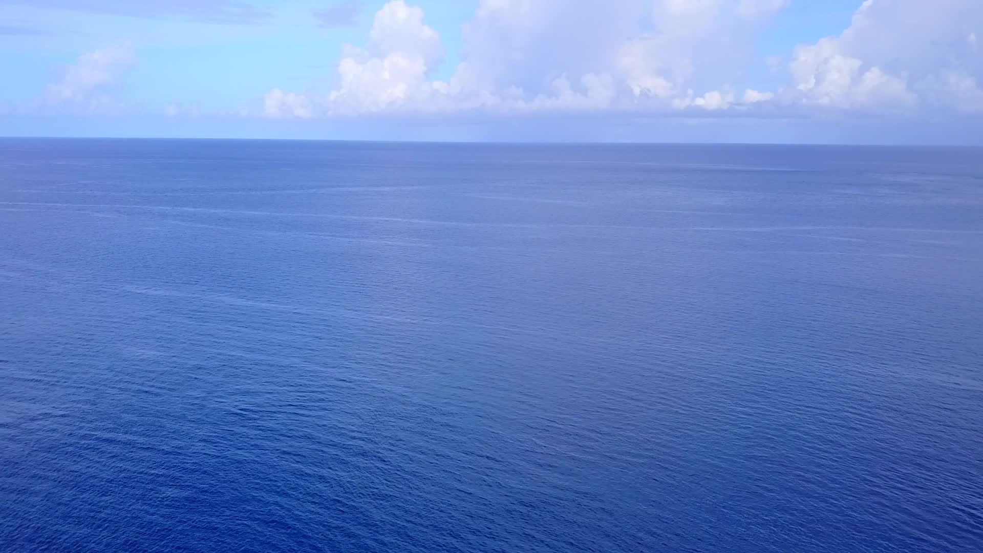 乘坐豪华海岸线旅行乘坐深水和蓝色水域的白色沙滩视频的预览图