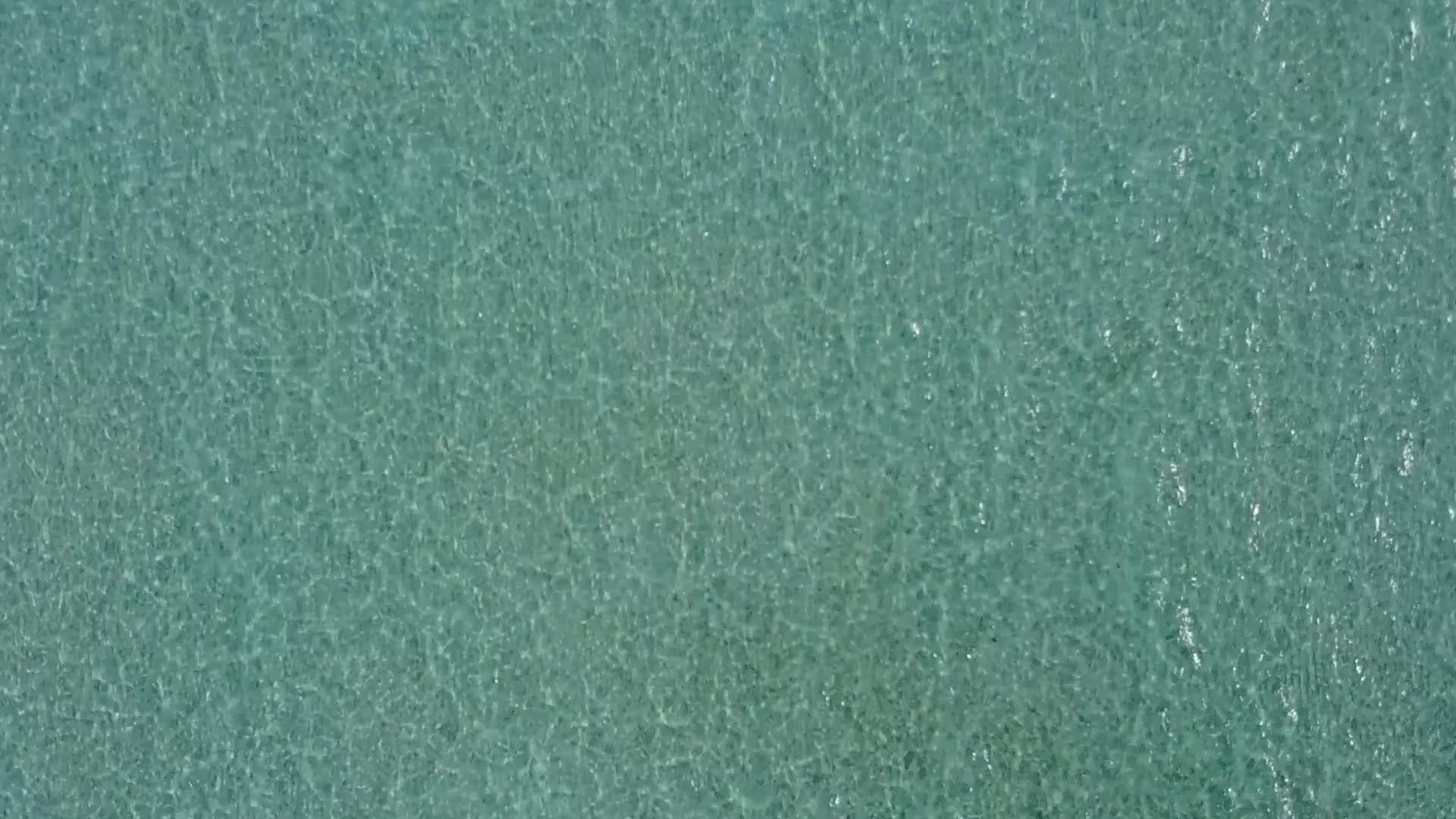 白沙背景蓝绿色海洋海岸海滩旅行空中无人机海景视频的预览图