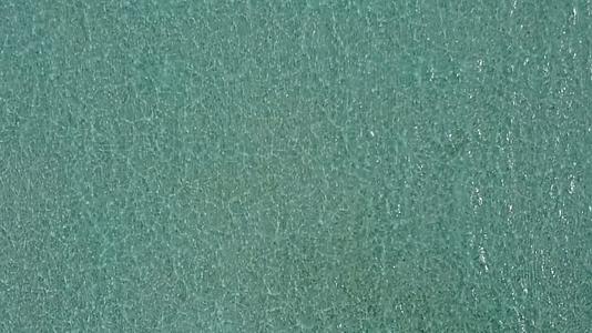 白沙背景蓝绿色海洋海岸海滩旅行空中无人机海景视频的预览图