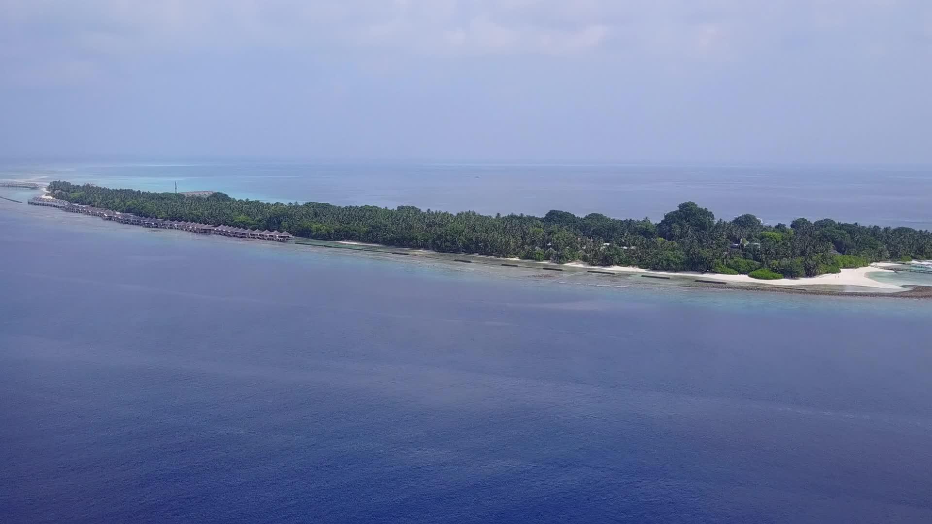 白沙背景蓝海异国海岸海滩时间空中无人机海景视频的预览图