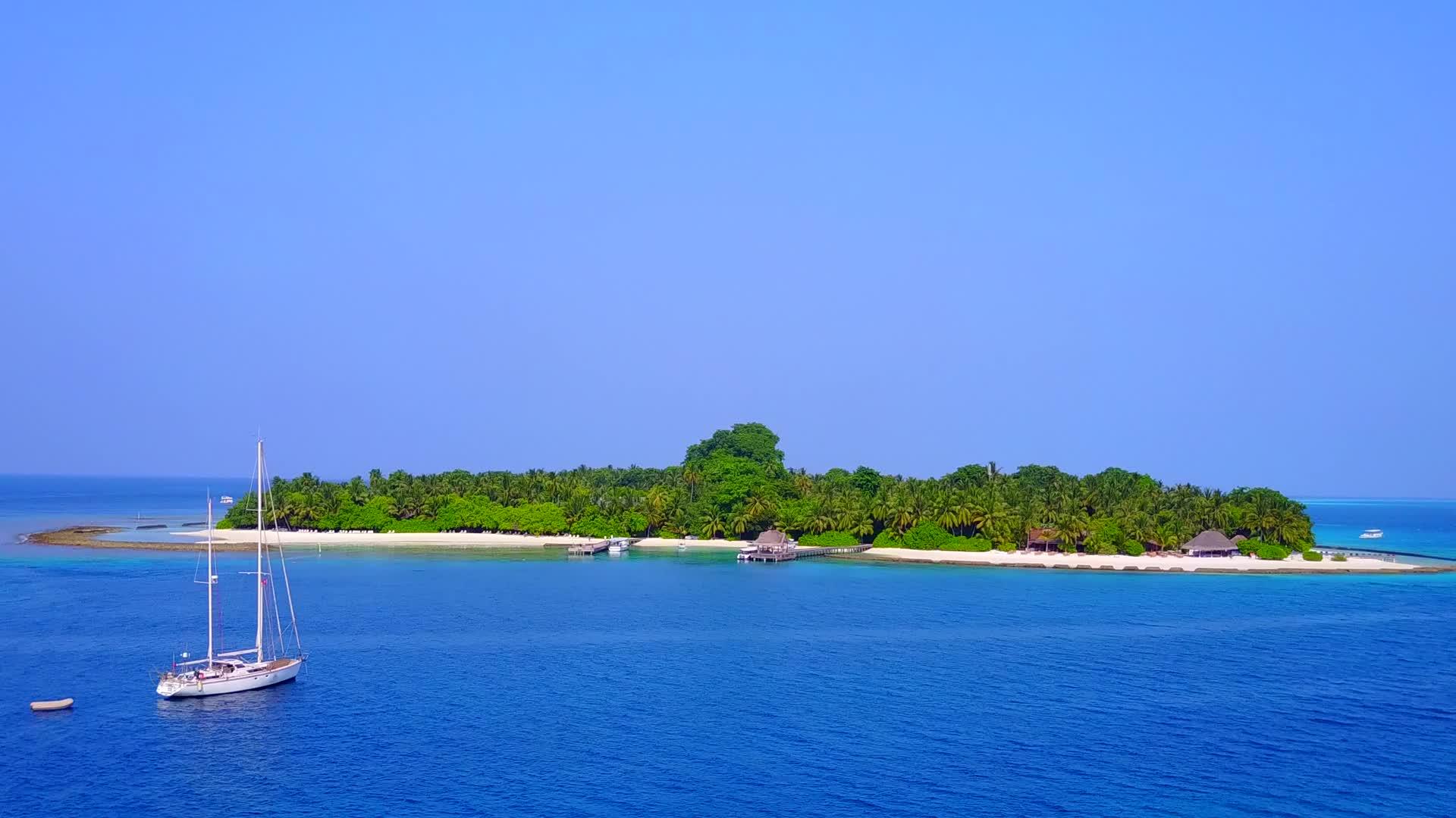 看看完美的岛屿海滩时间蓝海和白色海滩的背景视频的预览图