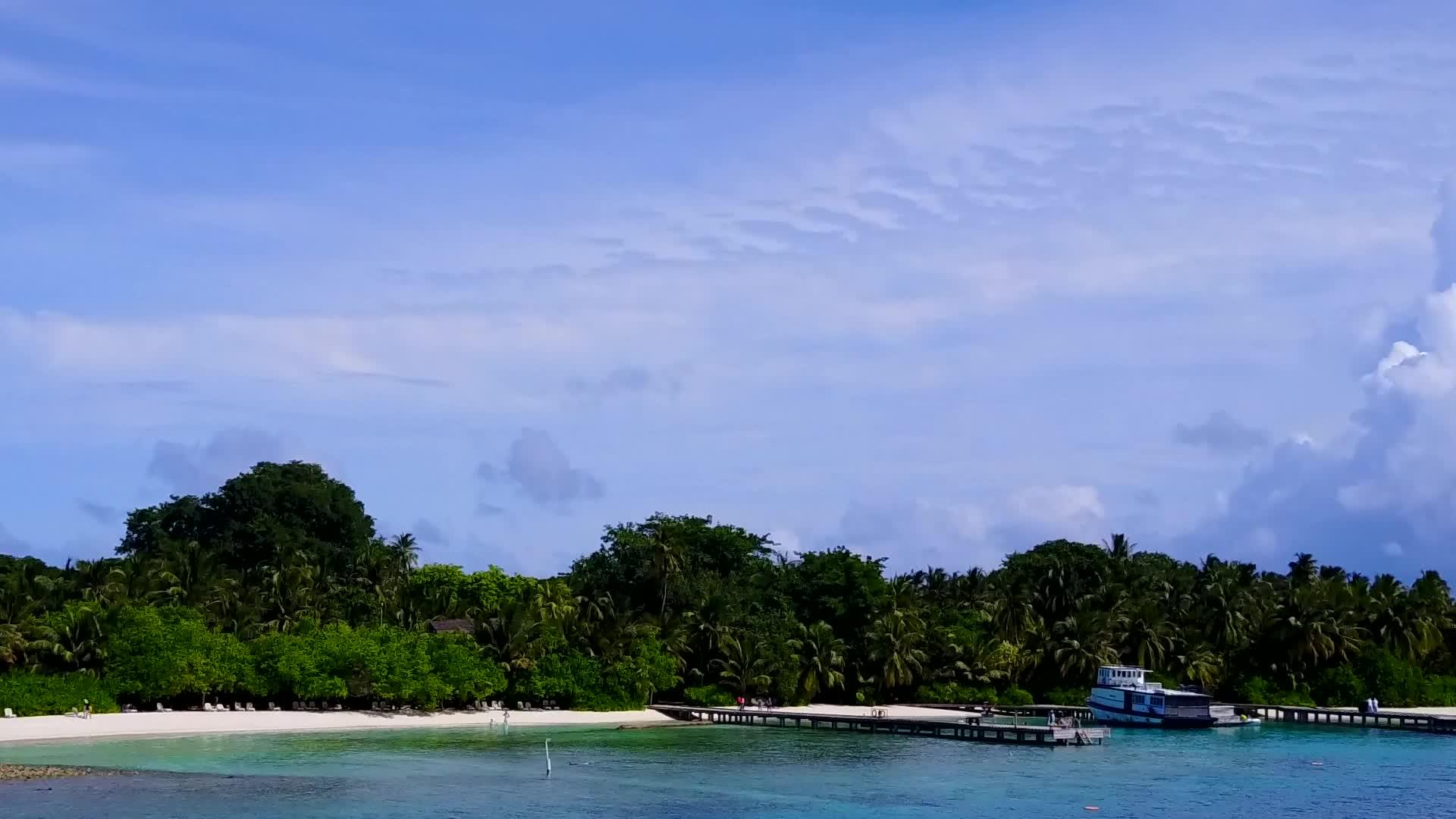 蓝环礁湖和白色海滩的背景是基于外国湾海滩的生活方式视频的预览图