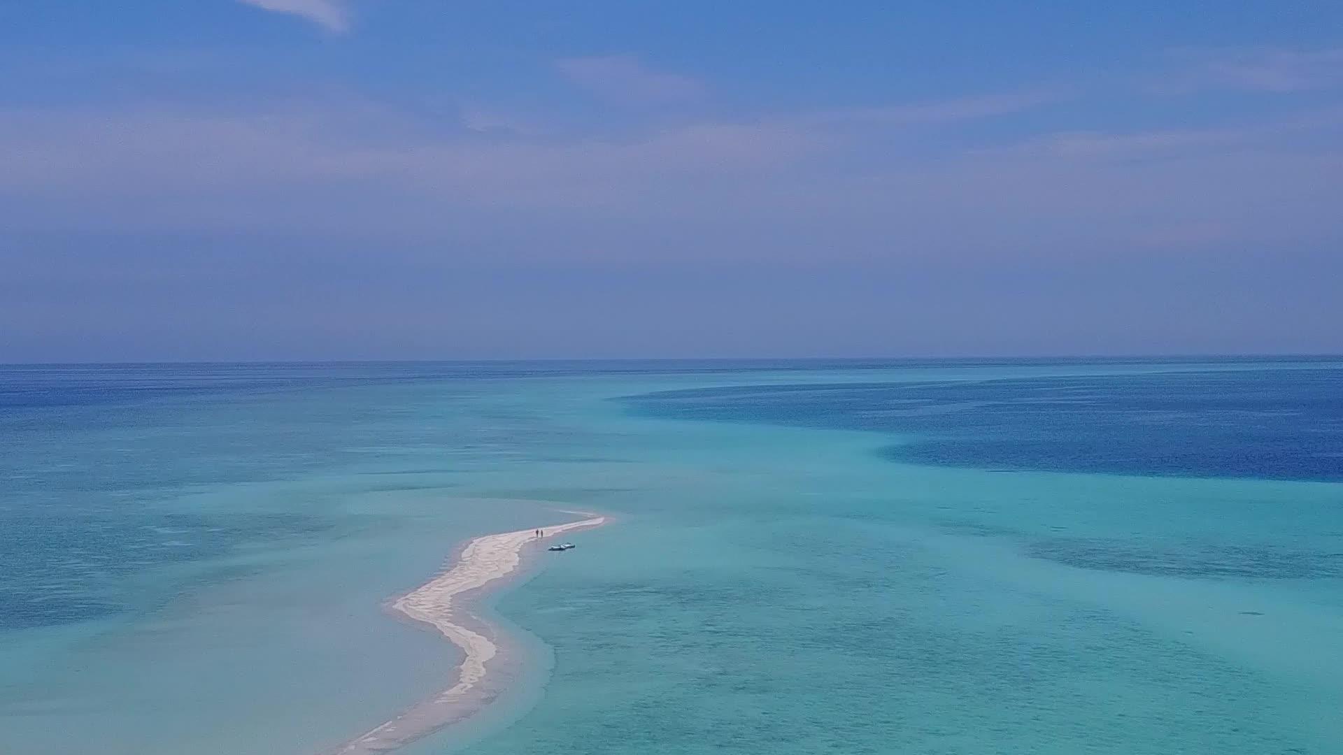 美丽的海湾海滩度假背景下的蓝水和白色海滩视频的预览图