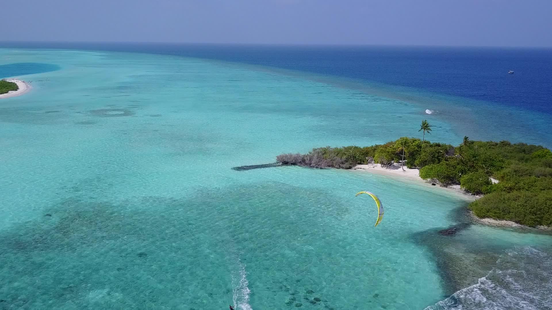 奇怪的海湾海滩探险飞行蓝水和白沙的背景视频的预览图