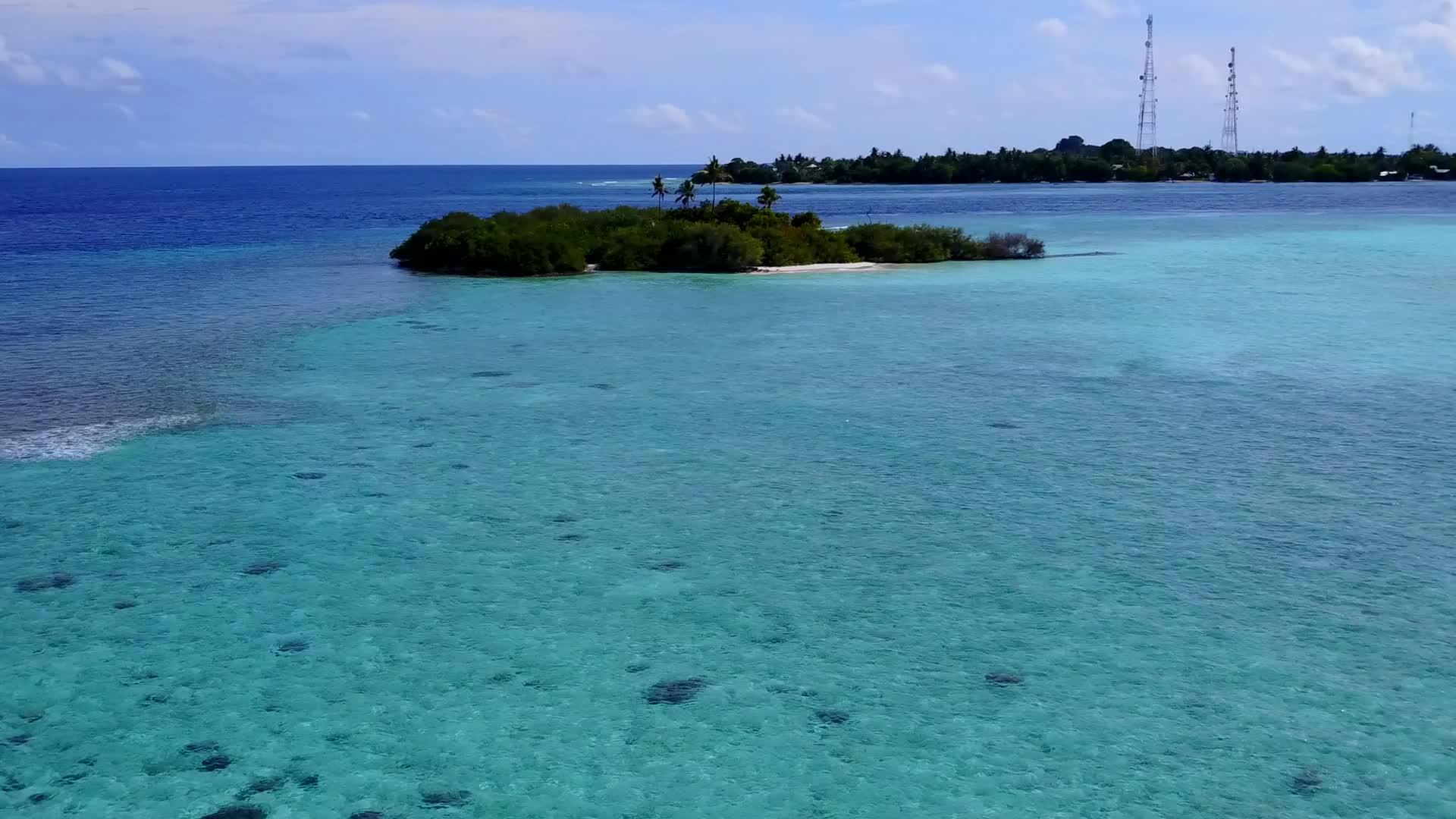 利用浅水和白沙背景的浅水进行完美的岛屿海滩探险旅游视频的预览图