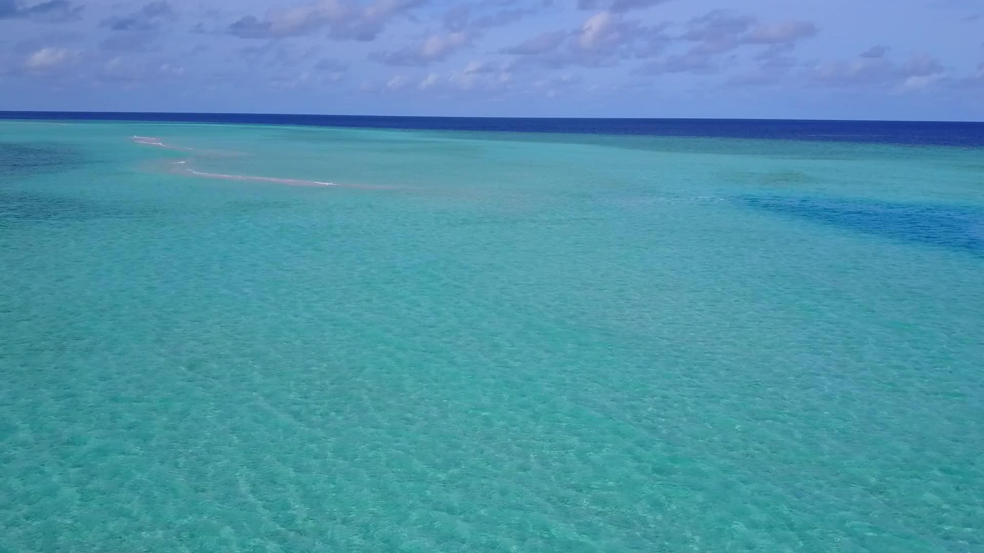 蓝色环礁湖以白色沙滩为背景提供热带海岸线海滩度假视频的预览图