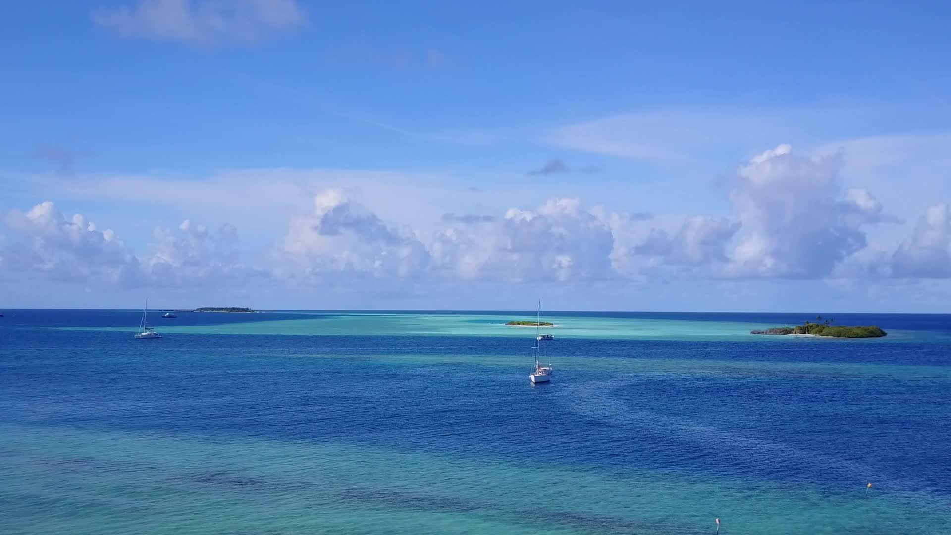 豪华海岸海滩以水蓝环礁湖和白色海滩为背景在空中无人驾驶视频的预览图