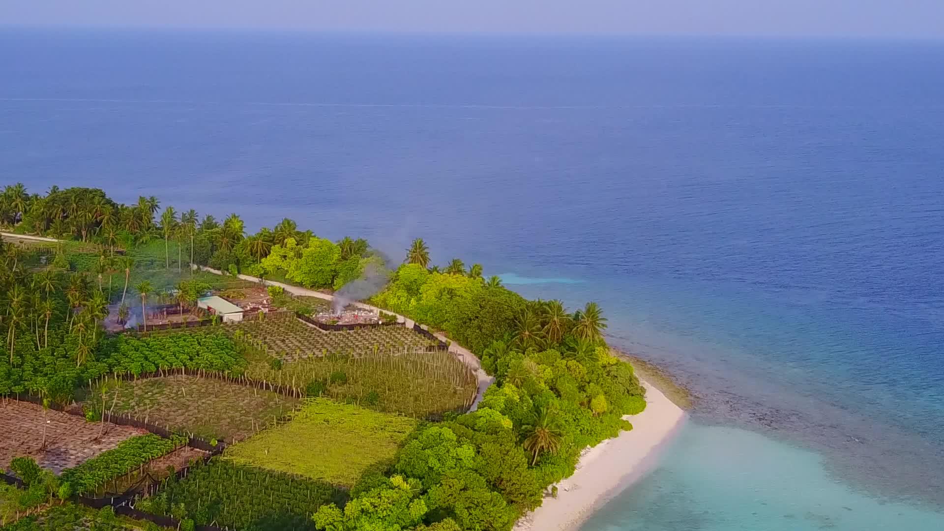 以浅沙背景的蓝色水礁湖为例在海滩度假期间观看蓝色环礁视频的预览图