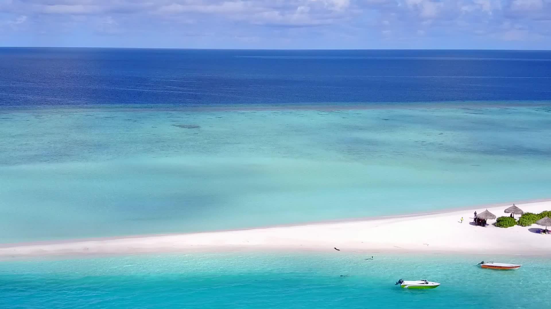 在蓝色海洋和白色海滩的背景下空中无人机在热带海滨海滩休息视频的预览图