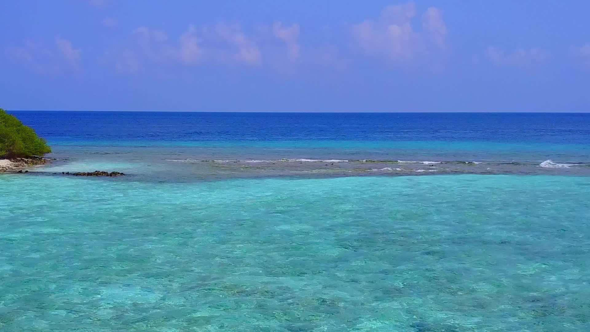 蓝绿色的水和白色的沙子背景下田园诗般的海岛海滩生活方式视频的预览图