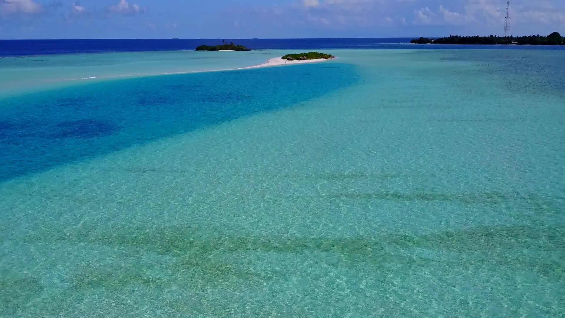 浅礁湖以白色沙滩为背景可食用浅礁湖环礁海滩视频的预览图
