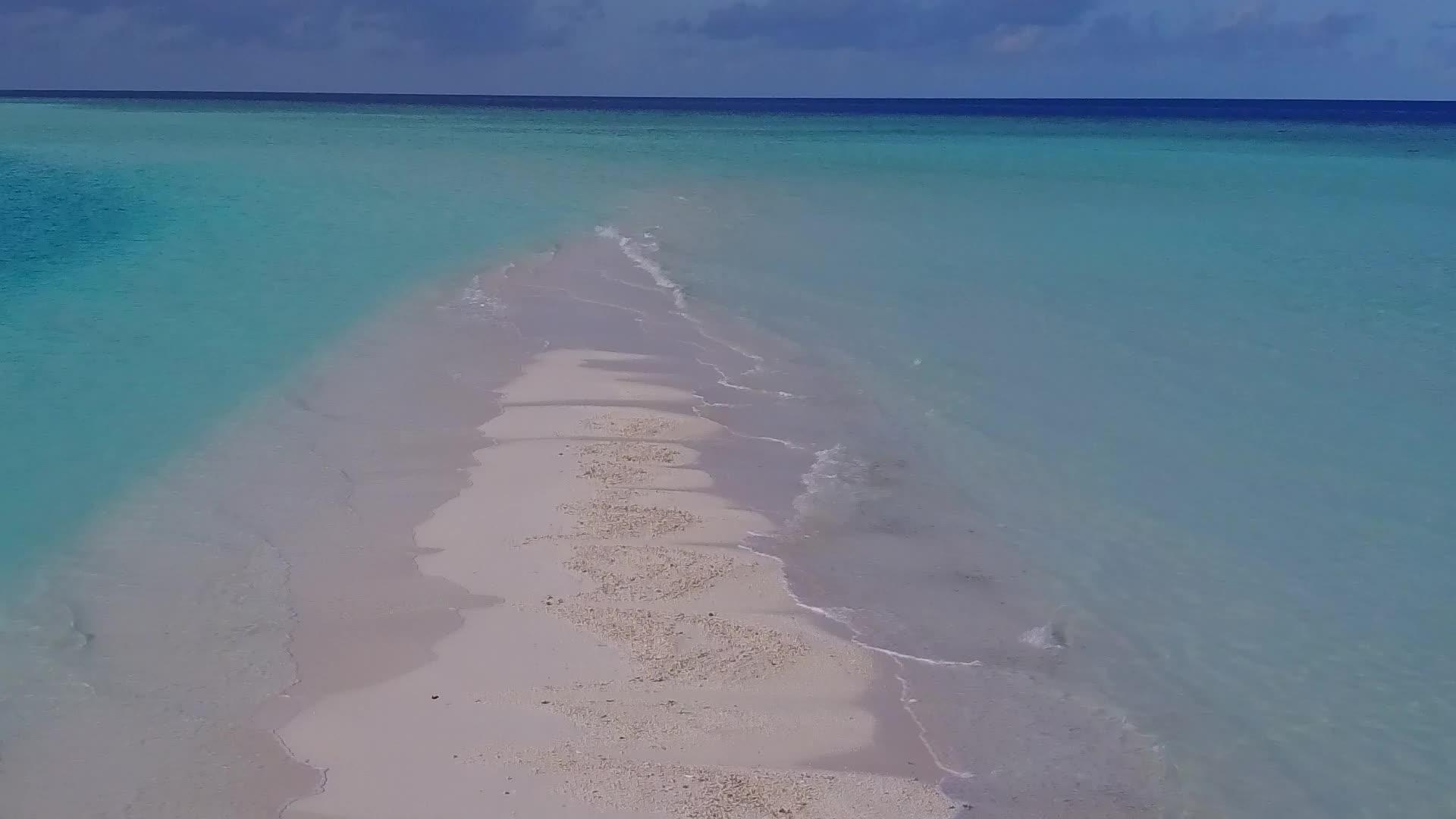 蓝色水面环礁湖以白色沙滩为背景空中无人驾驶飞机视频的预览图