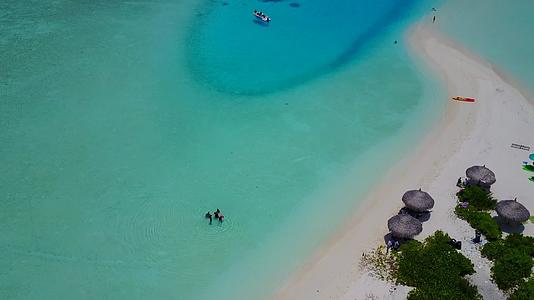 在热带海湾海滩度假的风景中观察白沙底的蓝绿水视频的预览图